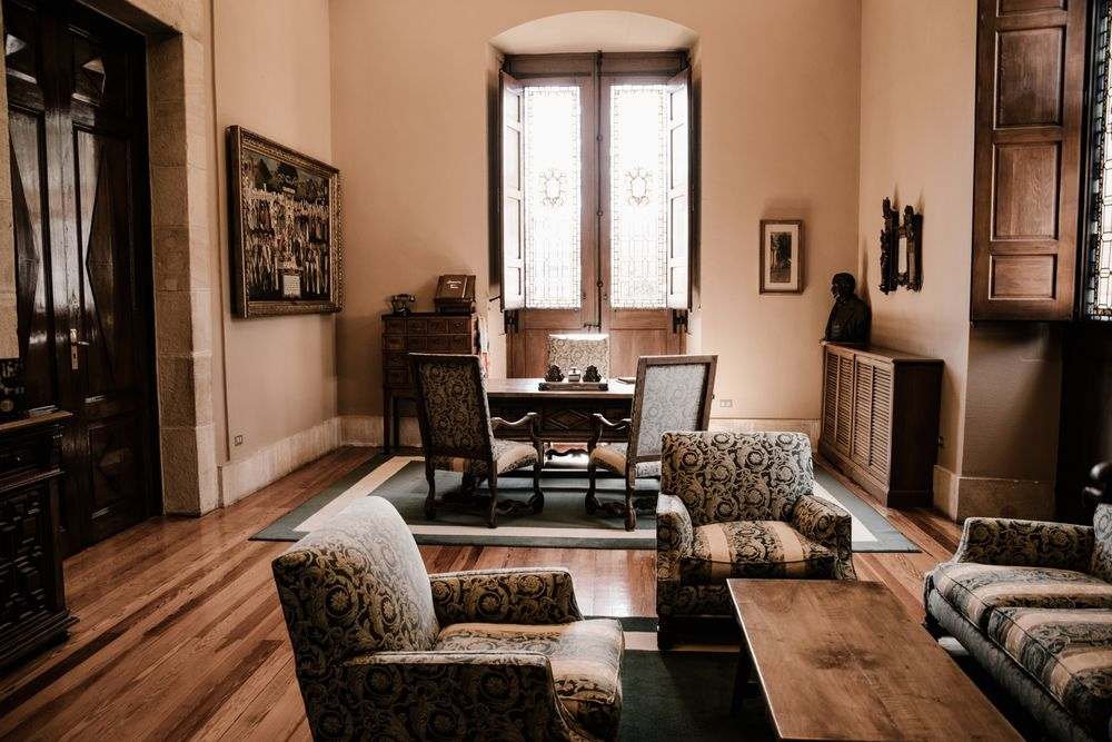 Interior de casa rústica com móveis clássicos.