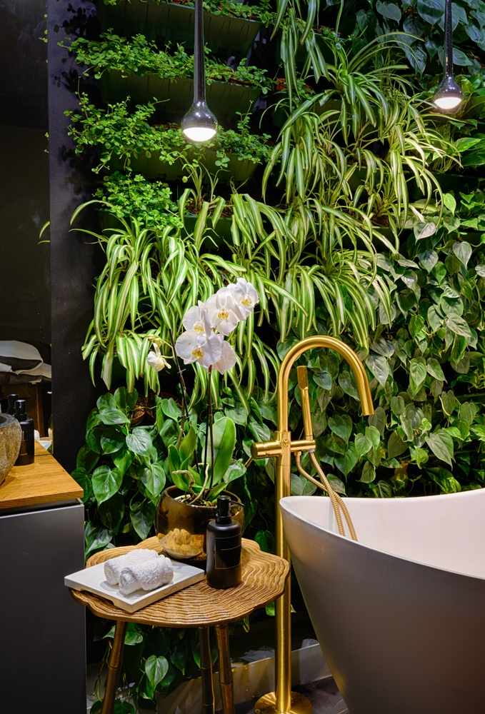 como fazer um jardim vertical com plantas artificiais no banheiro