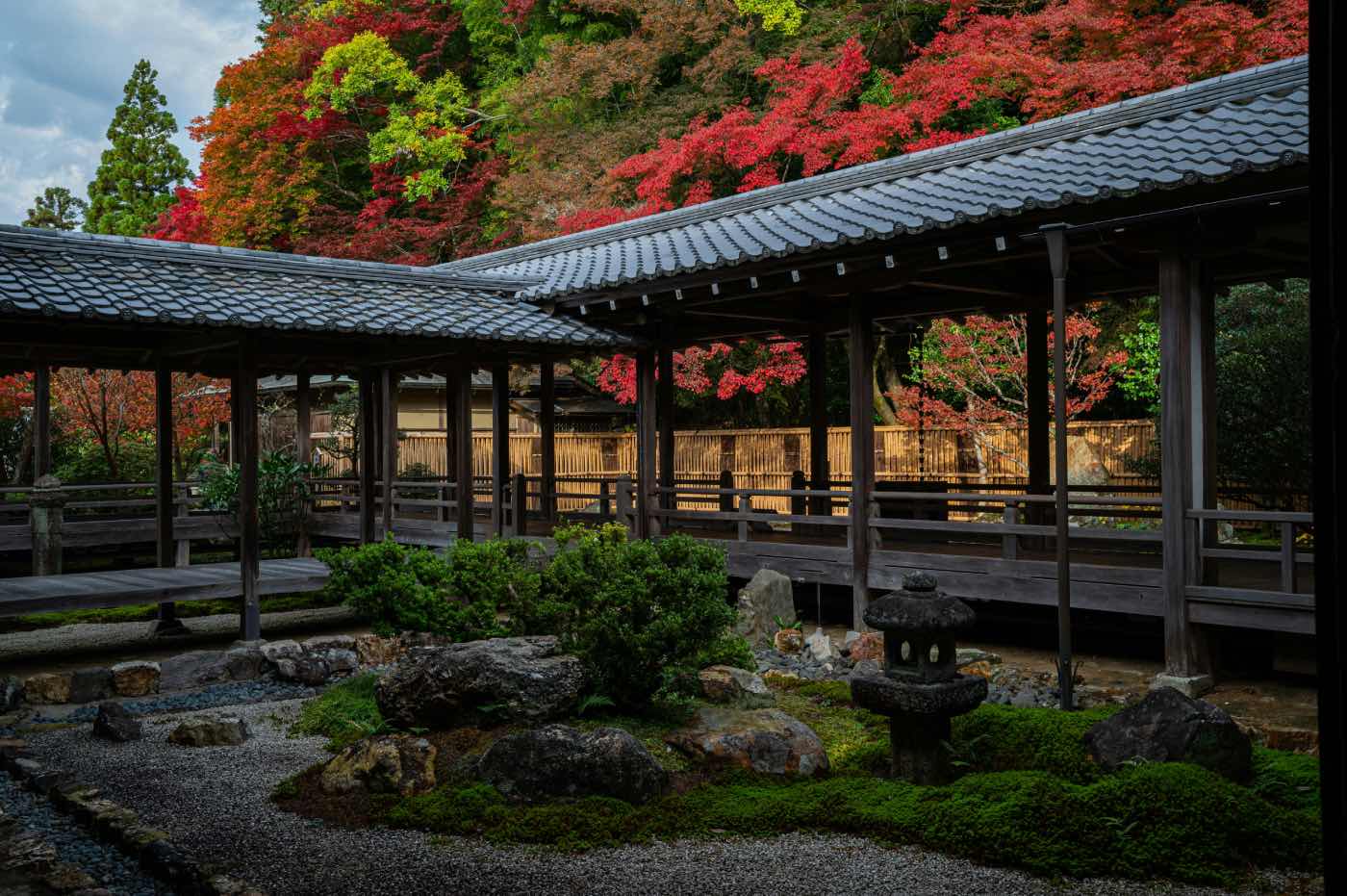 jardín zen japonés con porches y puentes de madera y plantas y piedras