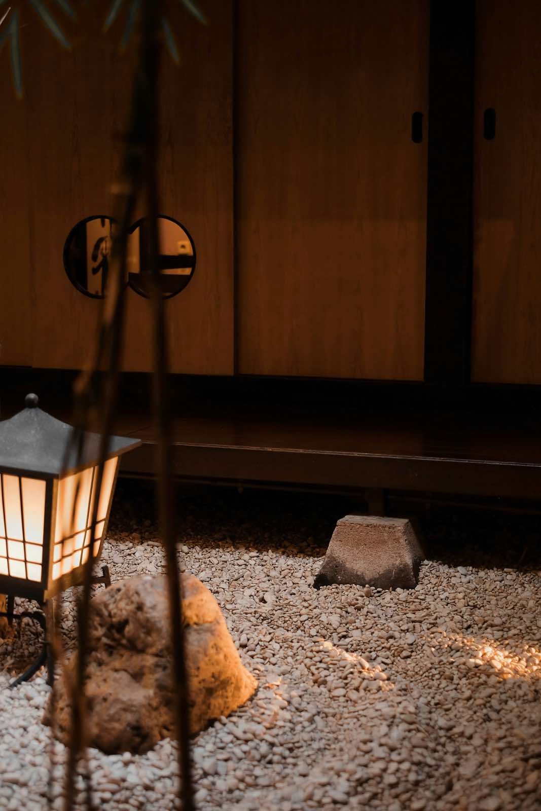 patio-jardín zen japonés con piedras, grava y linternas de exterior