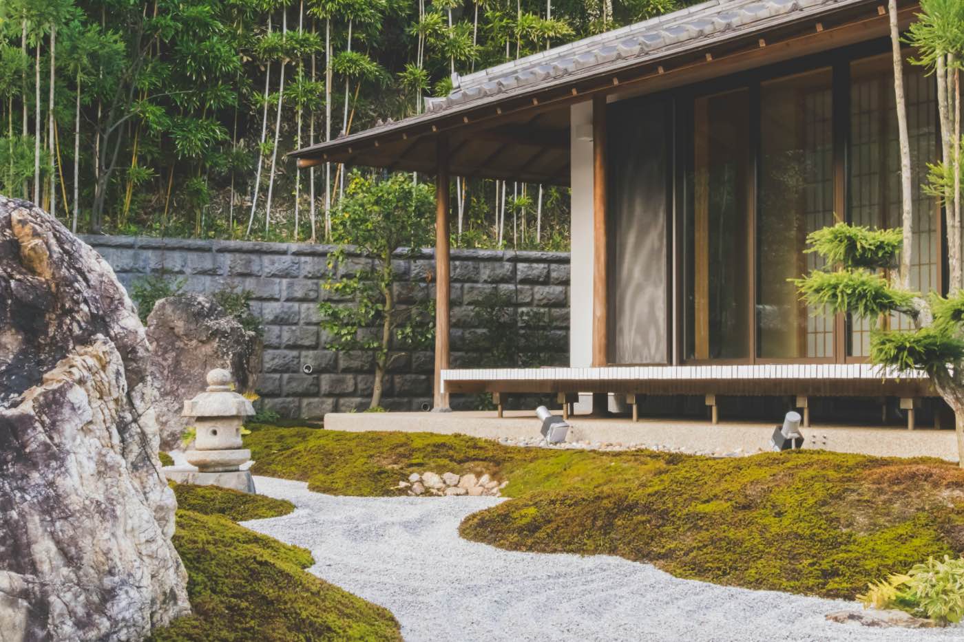 jardín japonés con paseo de arena y musgo, porche de madera