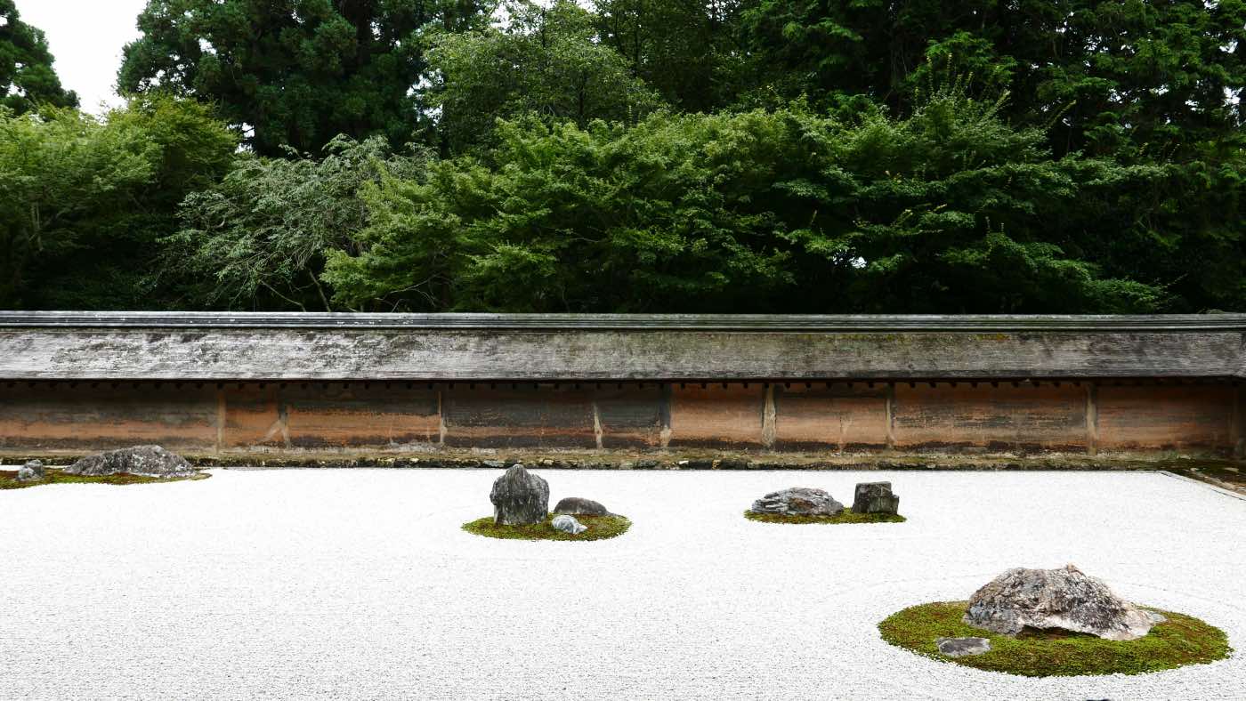 jardín zen japonés en kioto, arena, piedras muro