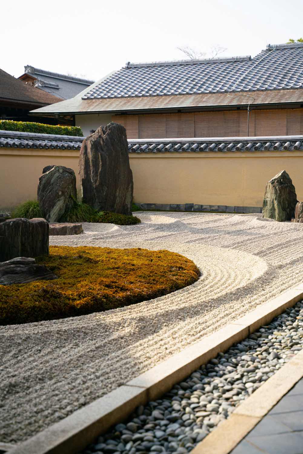 jardín japonés en casa con grava, piedras y musgo