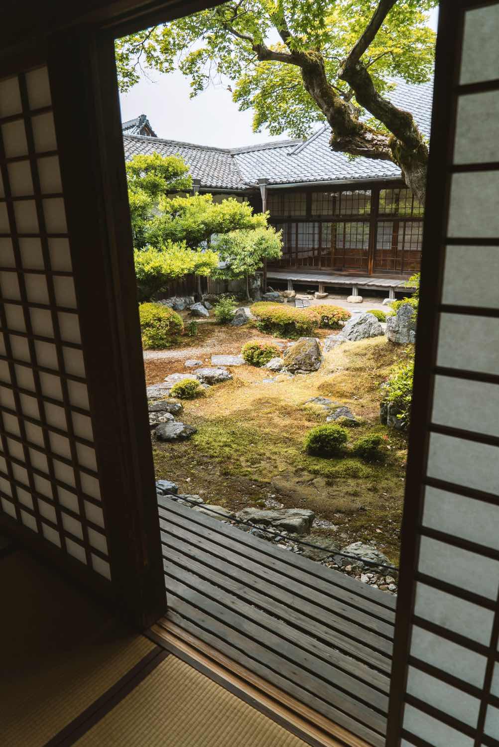 jardín zen japonés en patio en casa