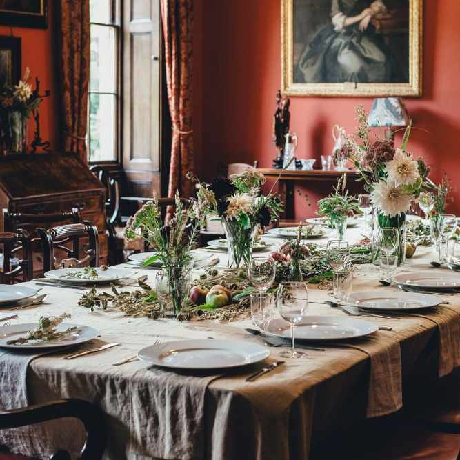 Mesa de jantar com acessórios e decoração de flores