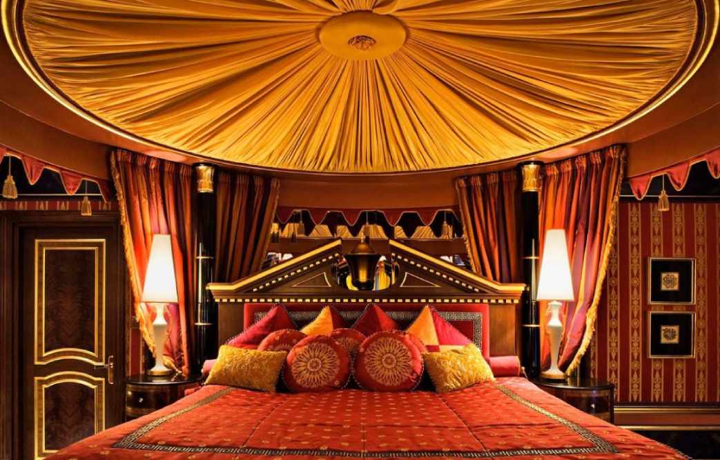 Quarto de hotel lindo em Dubai com paleta de cores quentes
