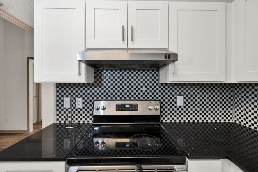 cozinha com backsplash de azulejos branco e preto