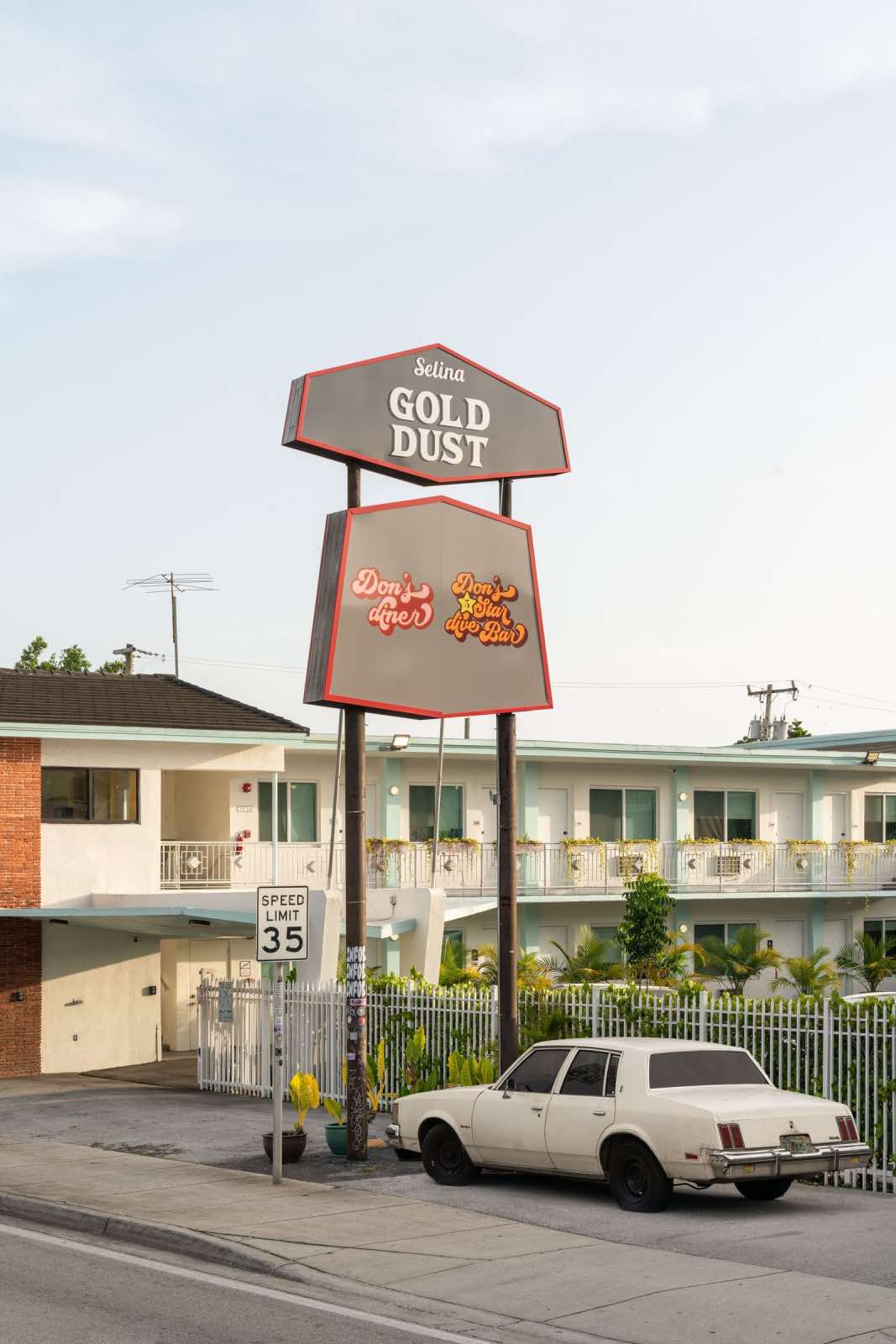 Selina Gold Dust Motel. alcova miami