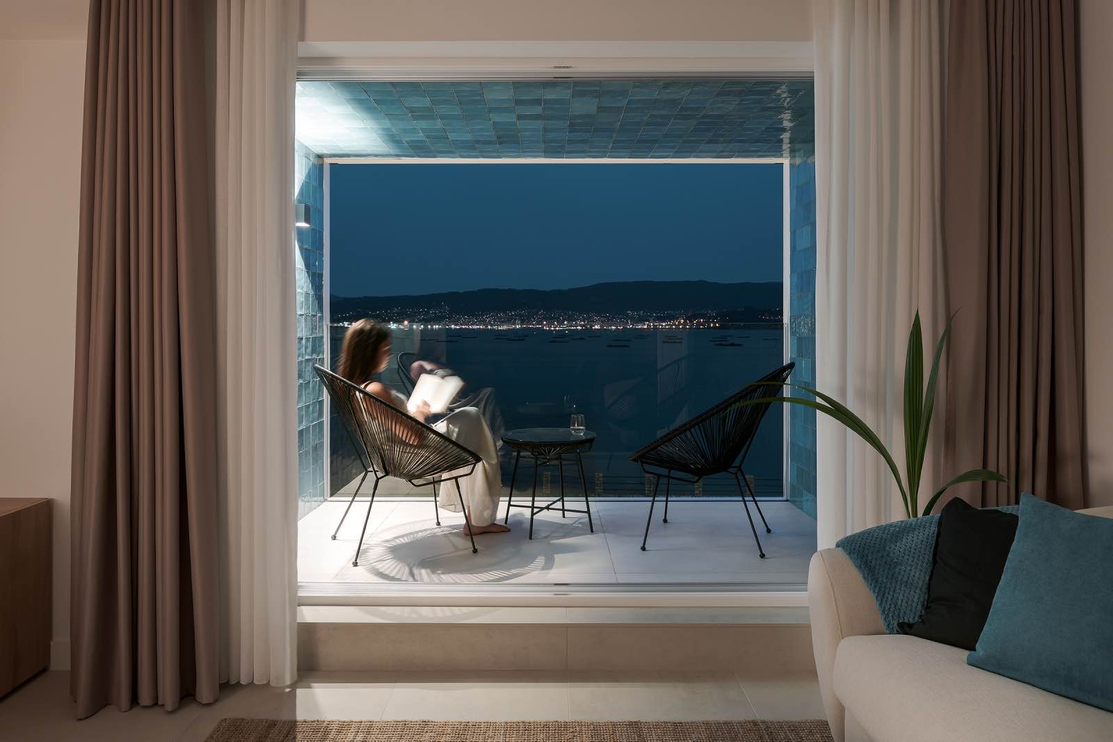 ventanales, arquitectura gallega: hotel en la costa de Paco Galiñanes Estudio