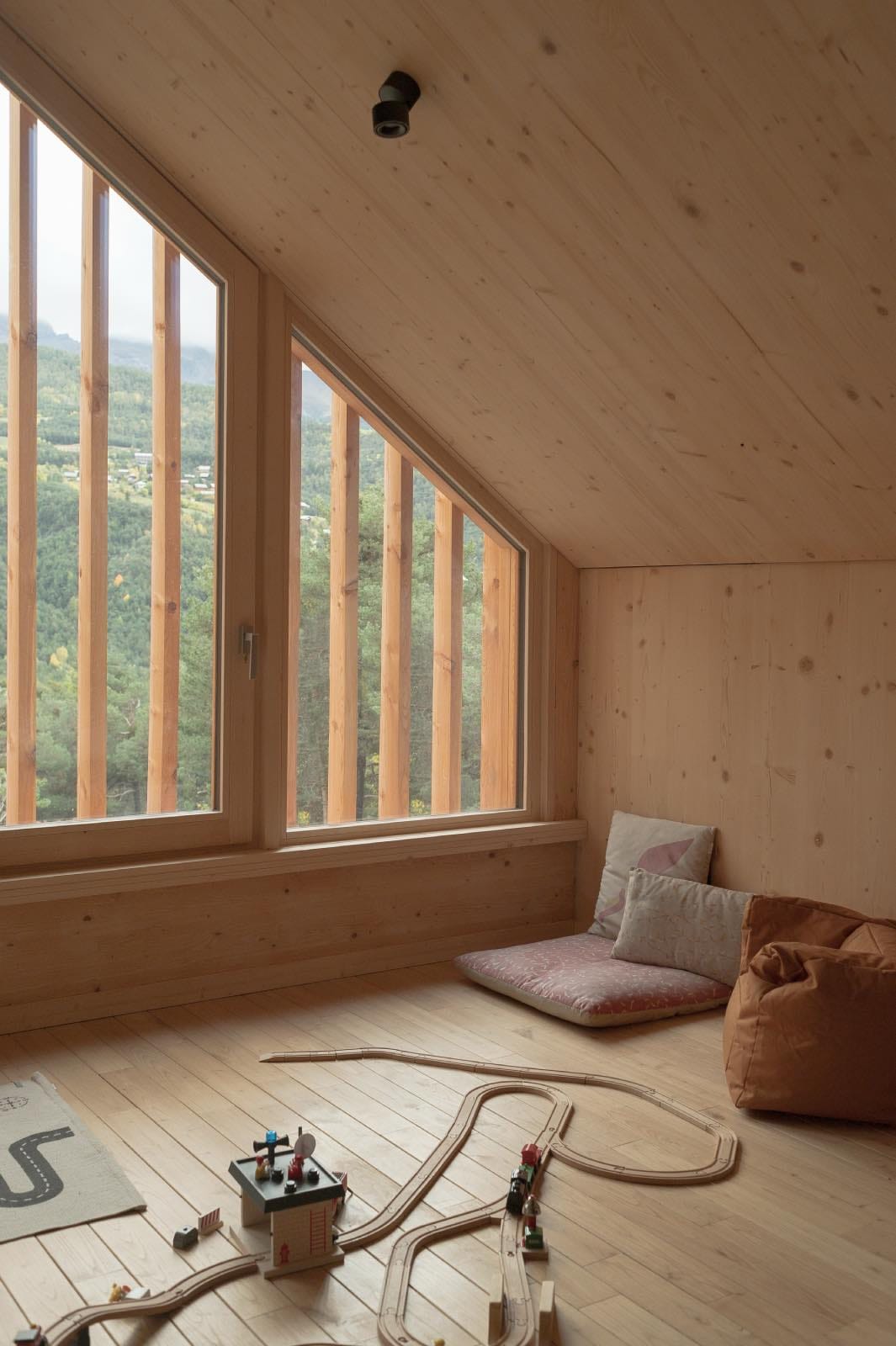 habitación moderna de madera en cabaña en los alpes francia