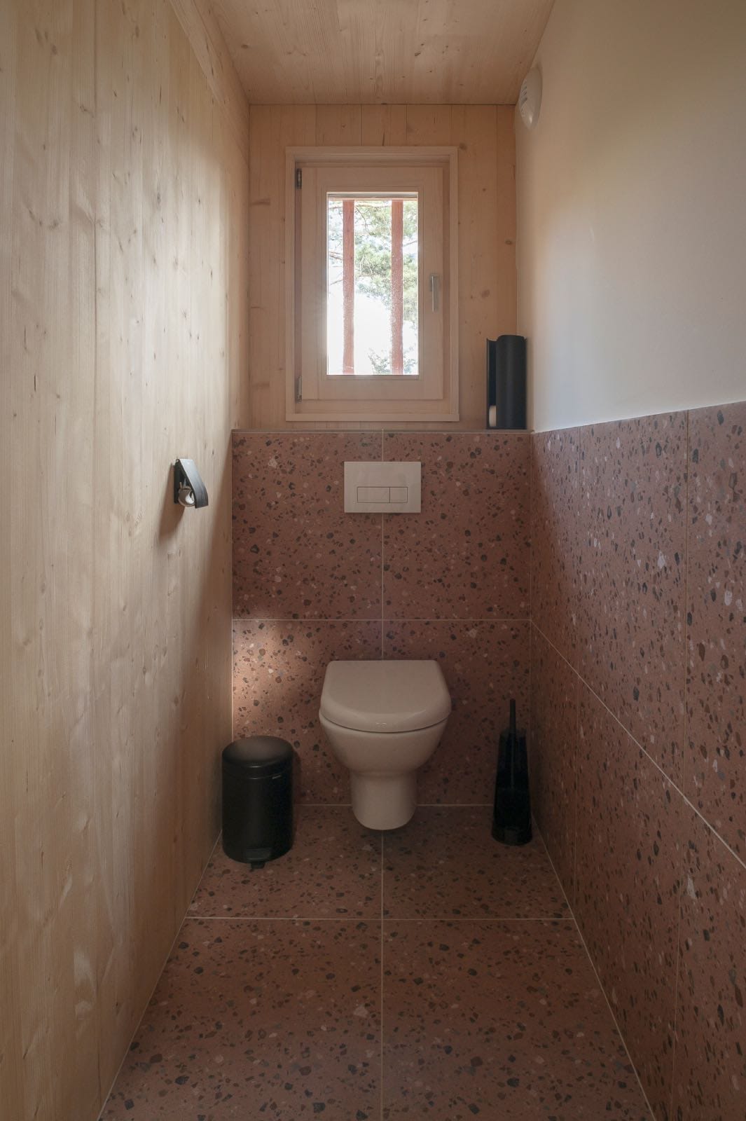 cuarto de baño de madera en casa moderna