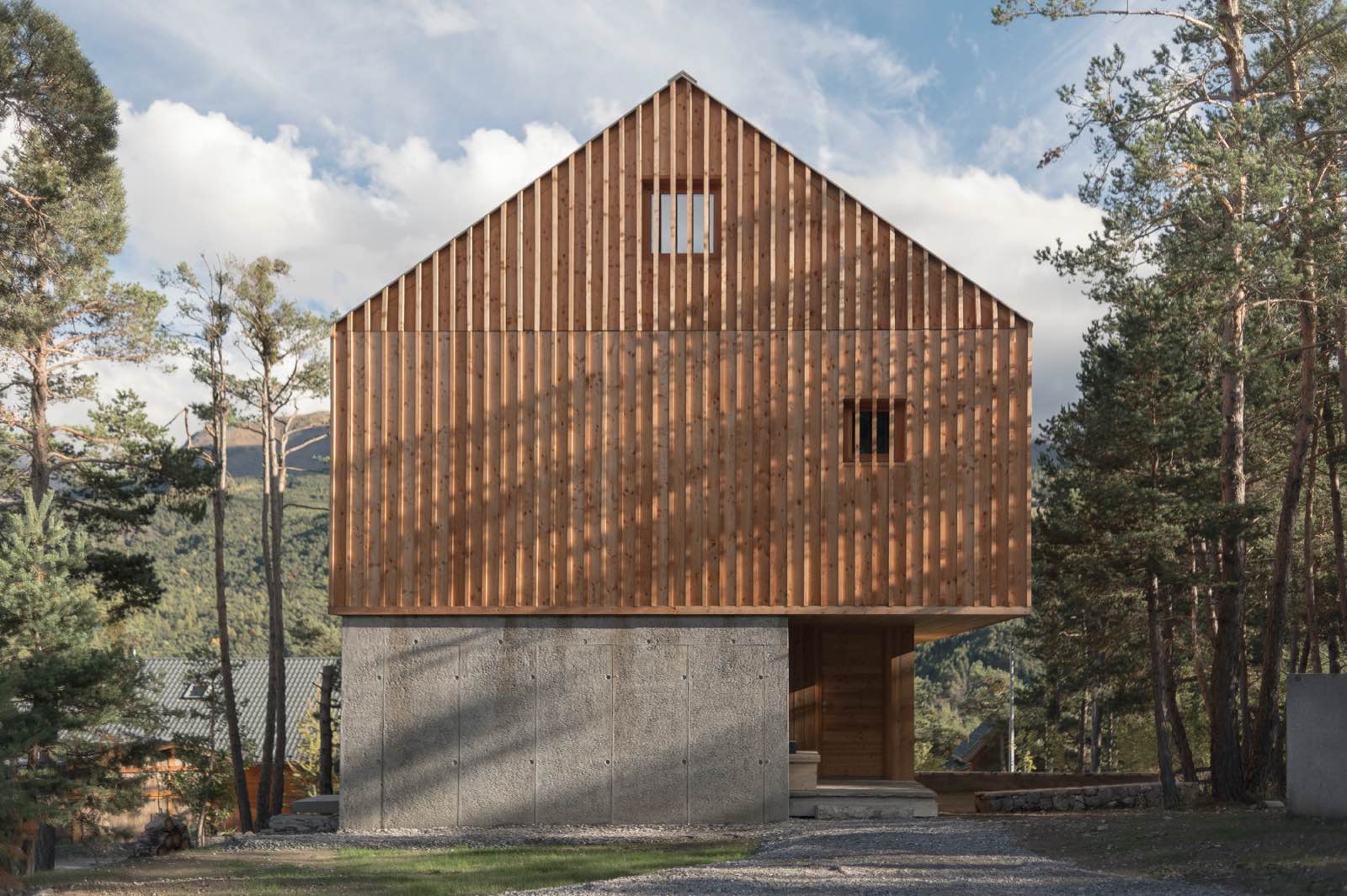 casa moderna de madera en los Alpes franceses