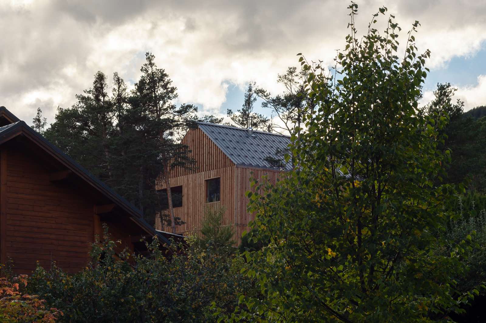 casa moderna de madera en montaña, Alpes franceses