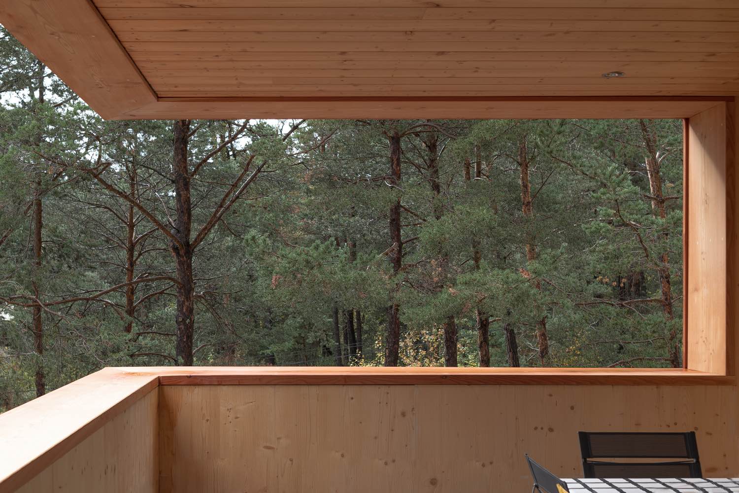 terraza en casa de madera en la montaña