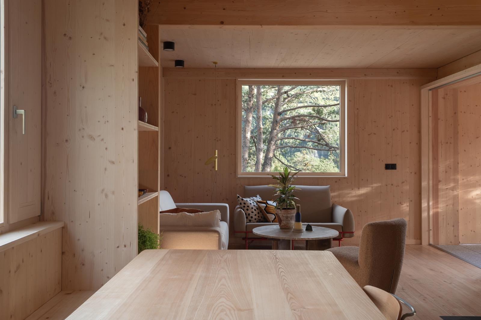 sala de estar de madera en casa moderna en los alpes