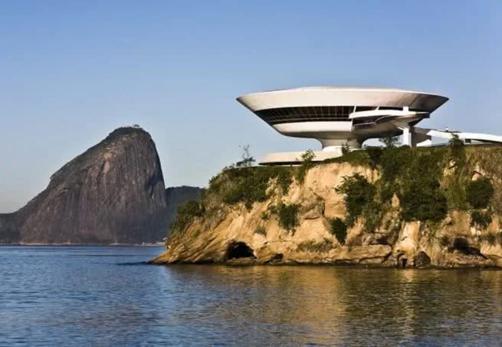 Museu de Arte Contemporânea de Niterói projetado com arquitetura contemporânea e inaugurado em 1996 com formato que lembra uma espaçonave 