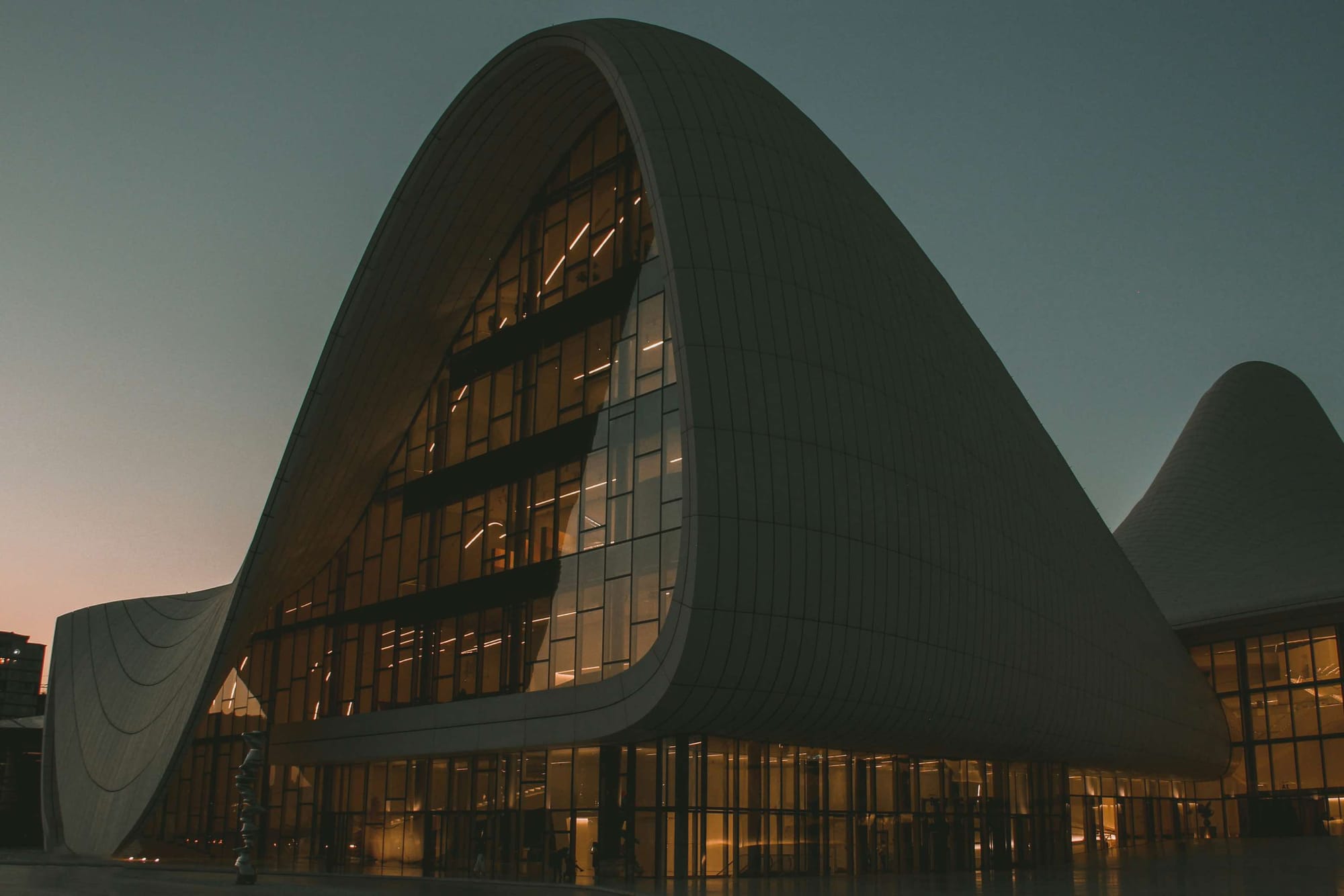 zaha hadid, arquitectos famosos,Centro Cultural Heydar Aliyev en Baku, Azerbaijan