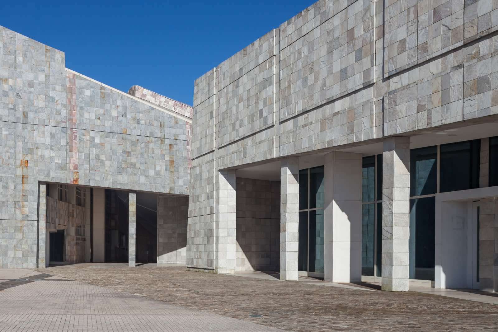 arquitectos famosos:Cidade da Cultura de Galicia, en Santiago de Compostela, obra de Peter Eisenman