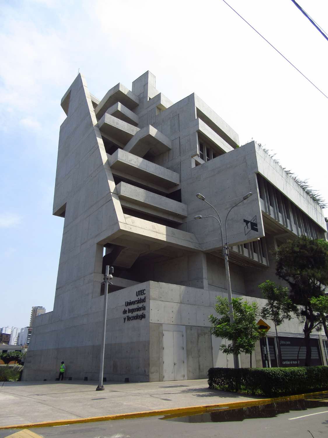 arquitectos famosos,Edificio de la Universidad de Ingeniería y Tecnología (UTEC) en Lima