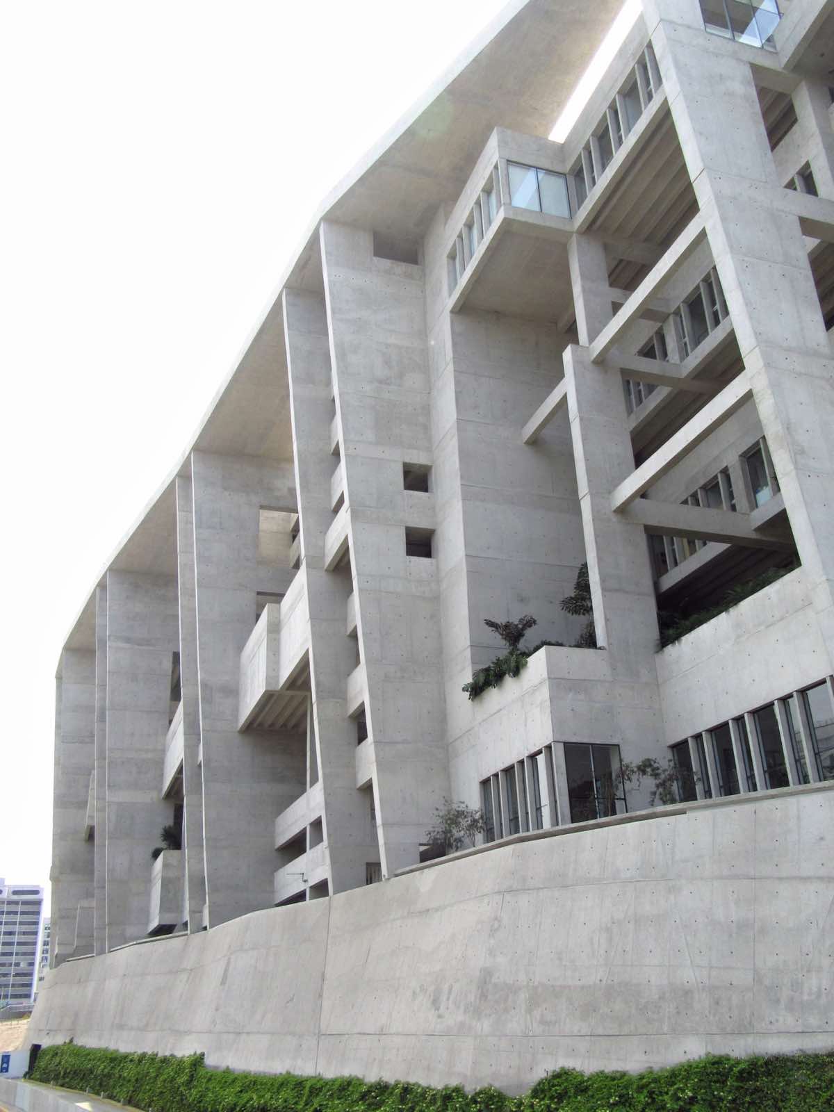 Edificio de la Universidad de Ingeniería y Tecnología (UTEC) en Lima