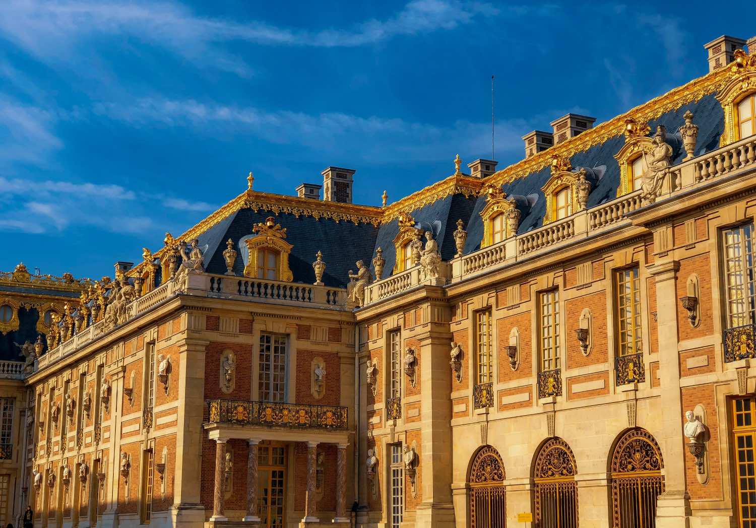arquitectura barroca francesa, palacio de versailles con esculturas y oro