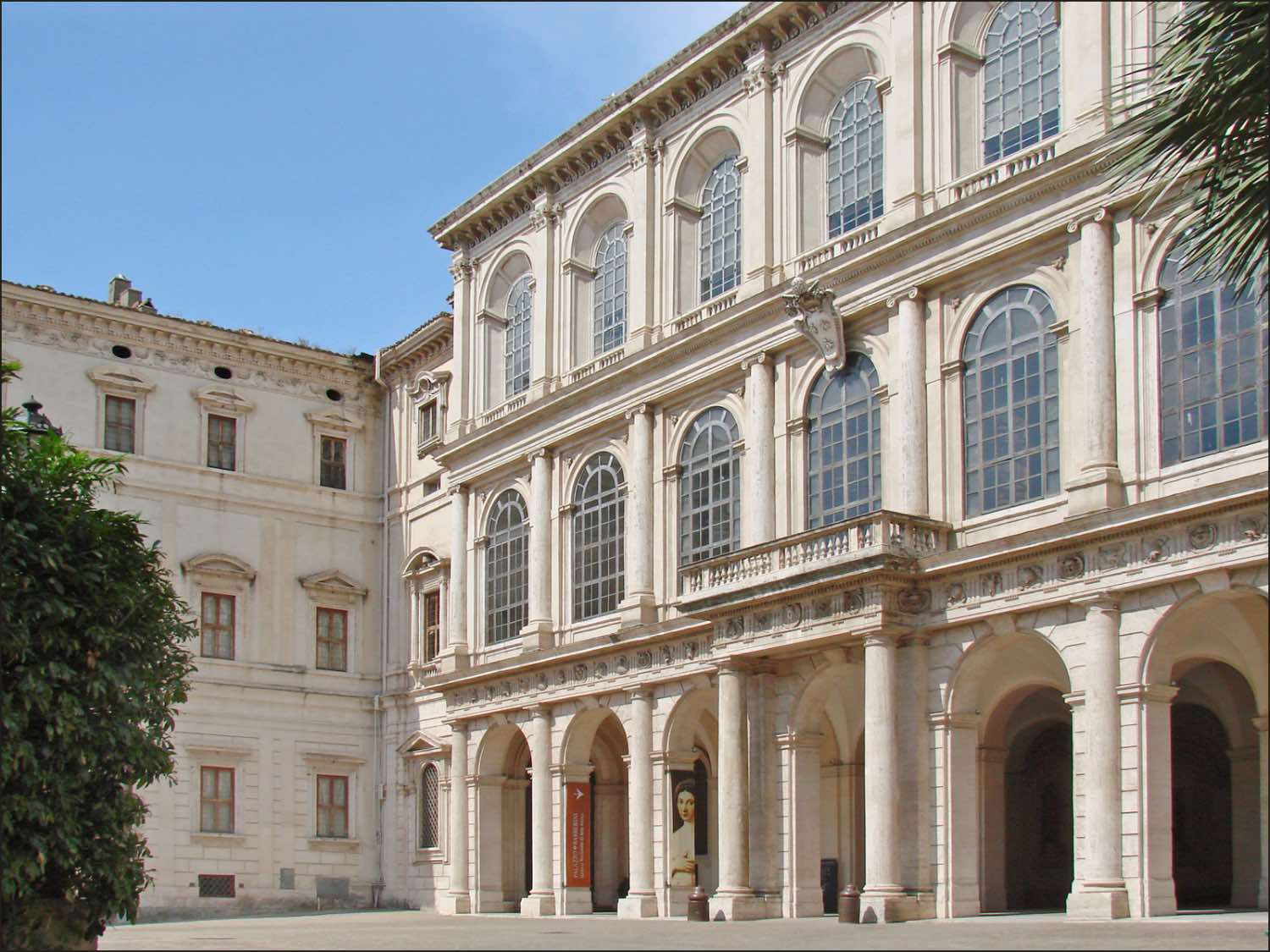 palazzo barberini en roma, palacio de arquitectura barroca con ventanales