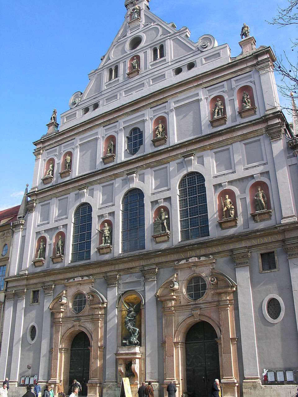 fachada de Iglesia de San Miguel de Múnich, arquitectura barroca alemana