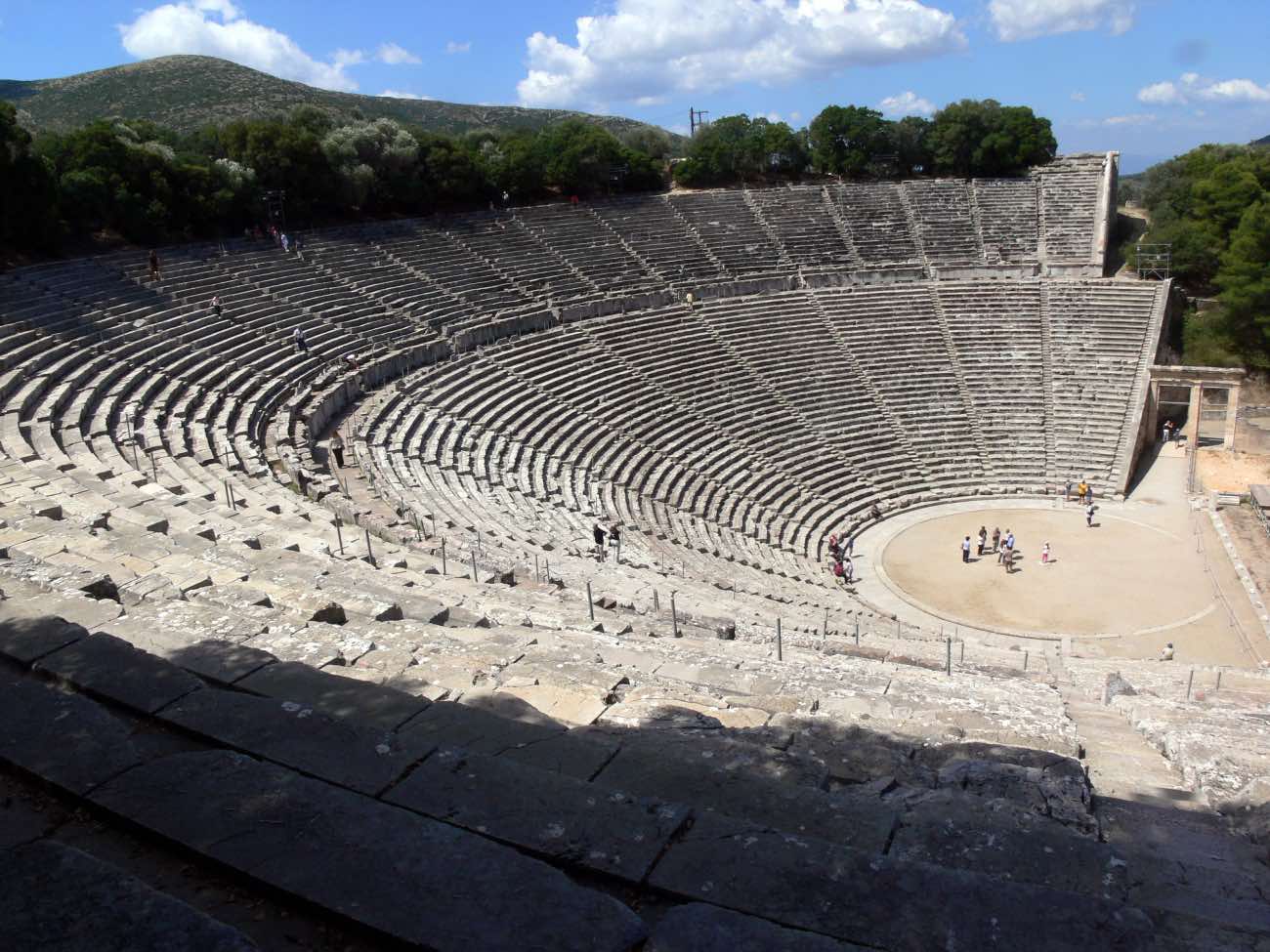 teatro de epidauro, arquitectura antigua griega, gradas de piedra