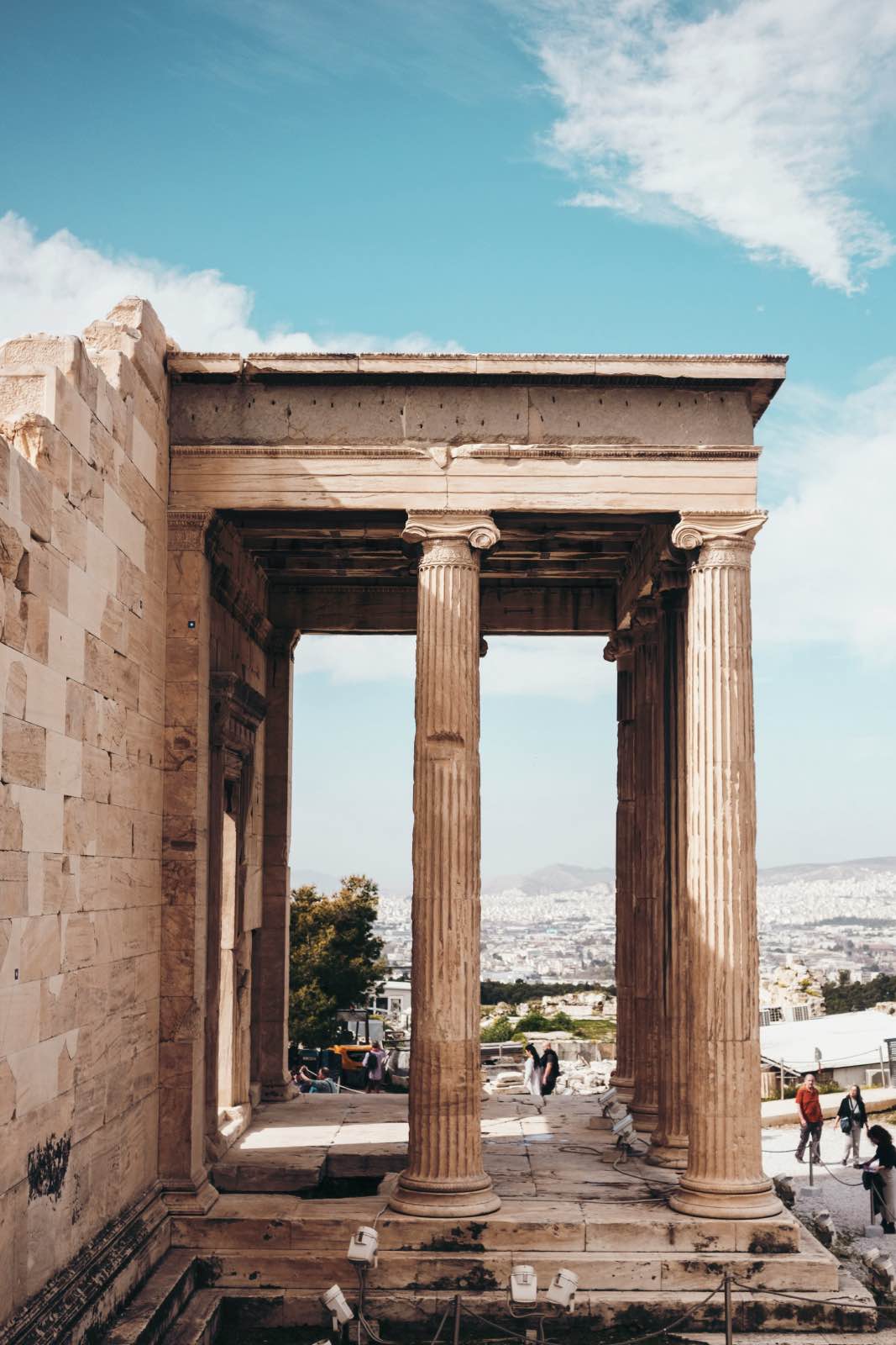 templo erecteion con columnas jónicas en atenas, arquitectura griega antigua