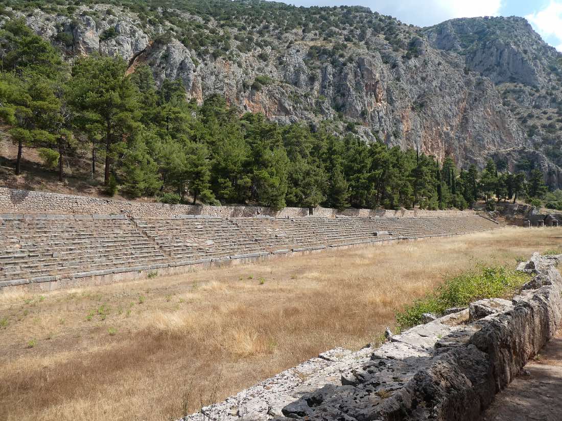 ruinas del estadio de delfos, arquitectura griega antigua