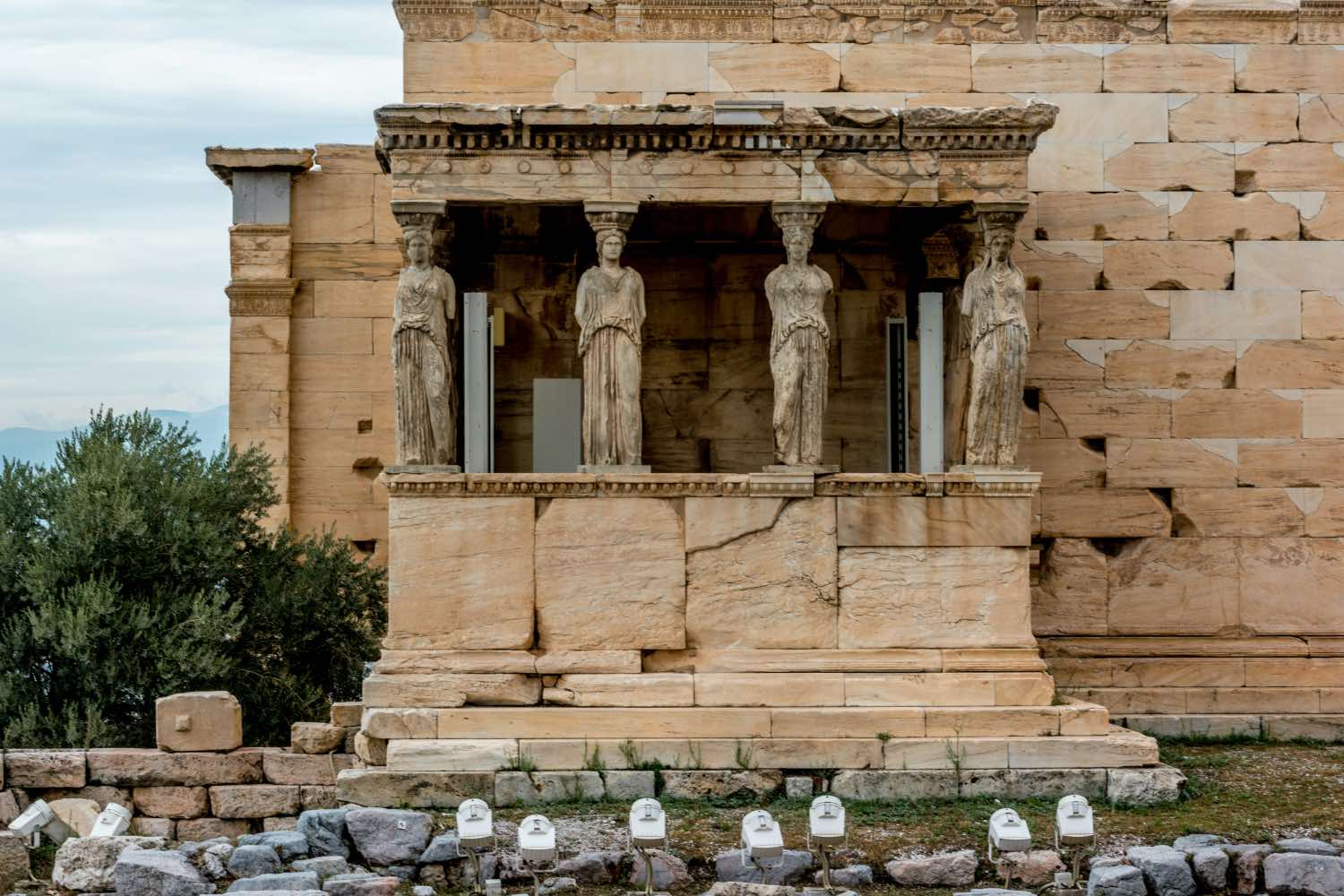 Templo Erecteion en Atenas, tribuna de las cariátides, arquitectura griega antigua