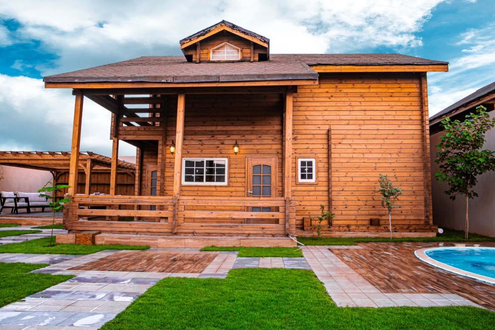 casa simples de madeira com piscina, gramado e pátio externo