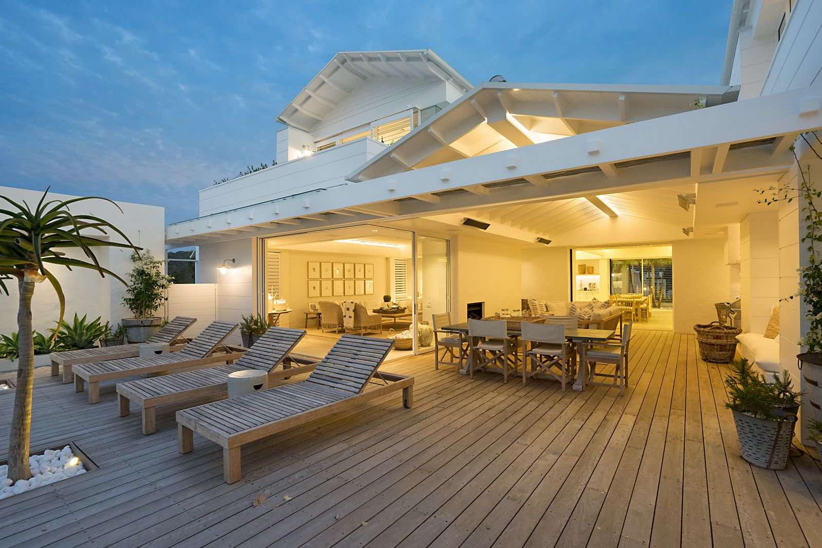 casa de dos pisos de playa con terraza