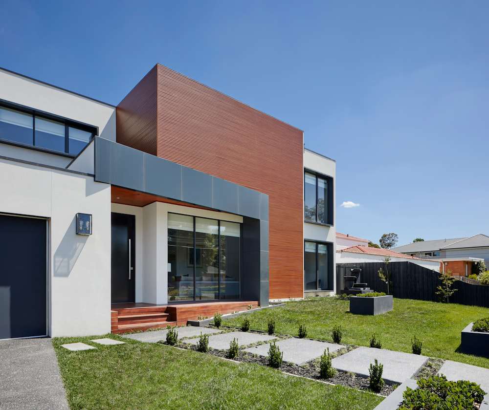 Uma casa moderna com linhas curvas suaves e um design fluente