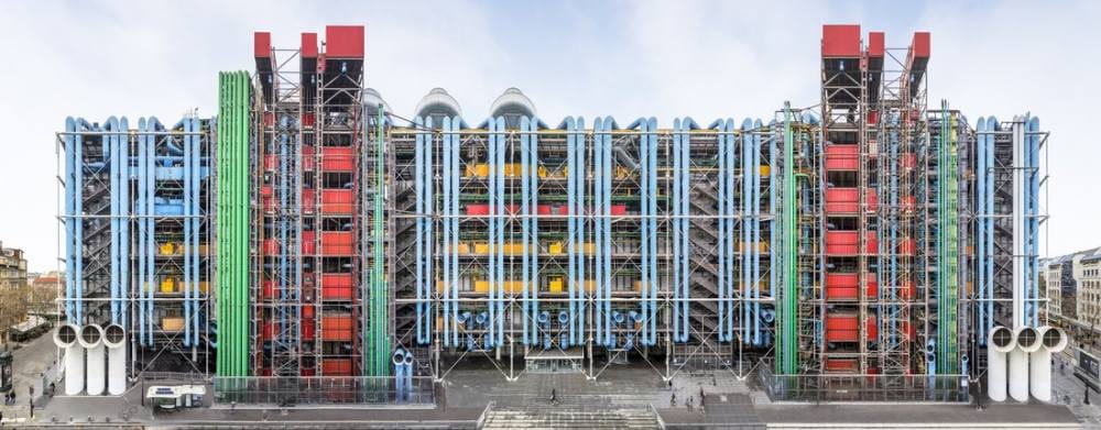 Arquitetura contemporânea francesa com diversas cores de fachada