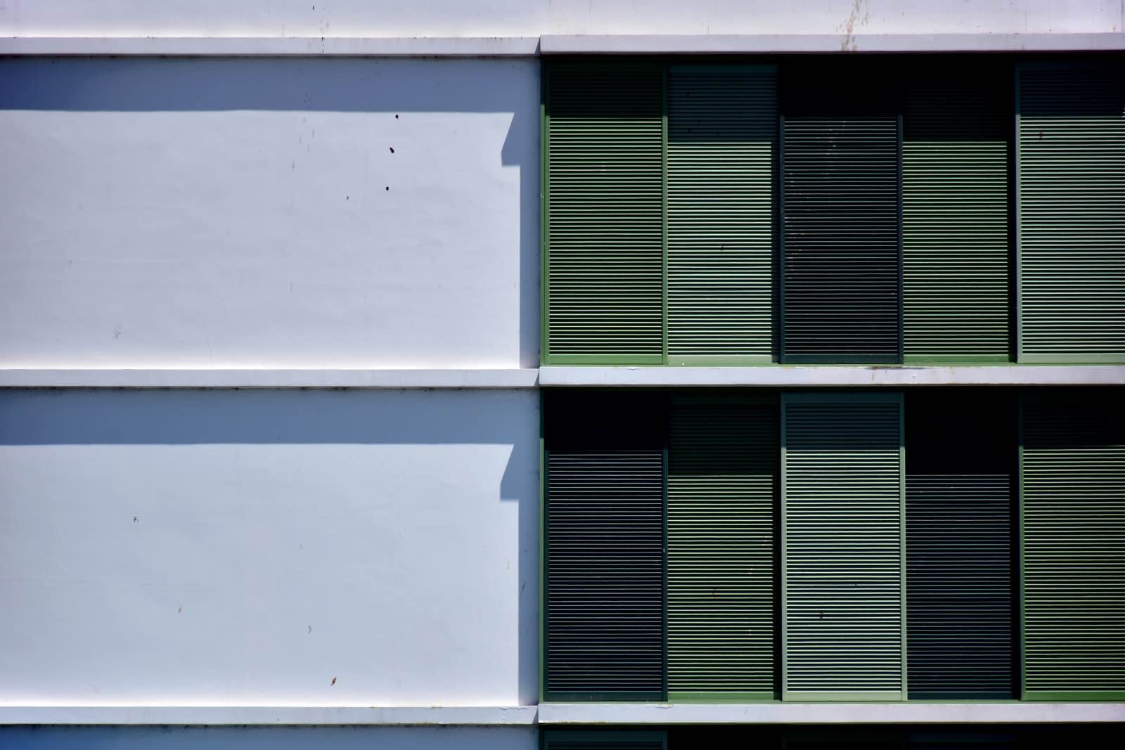 edificio con contraventanas correderas verdes