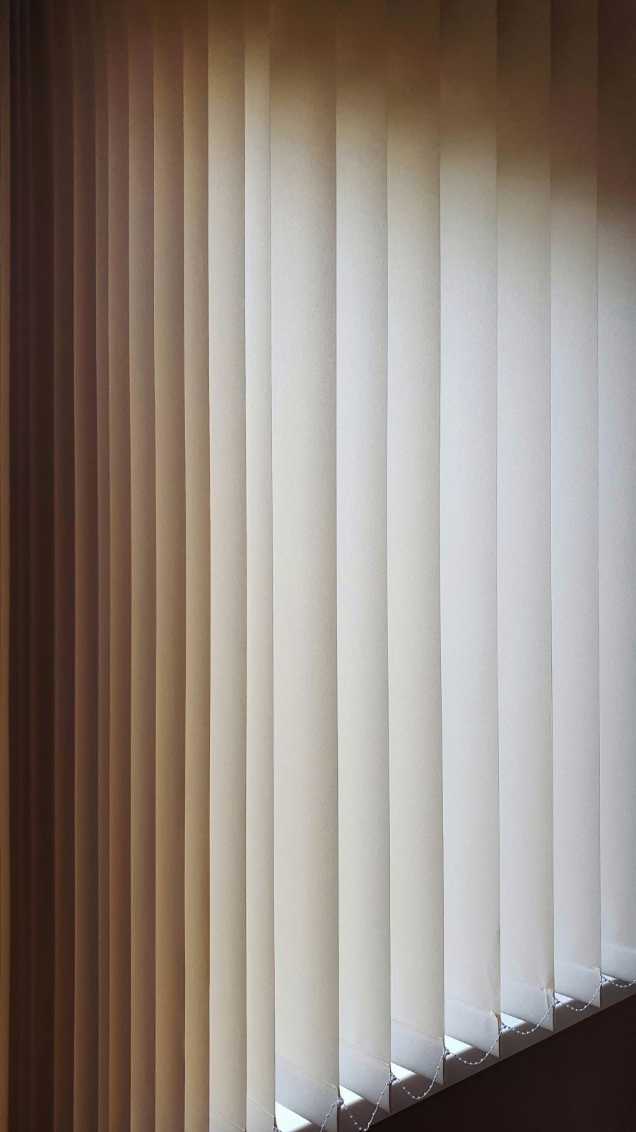 cortinas verticales de paneles, cortinas blancas de tela modernas