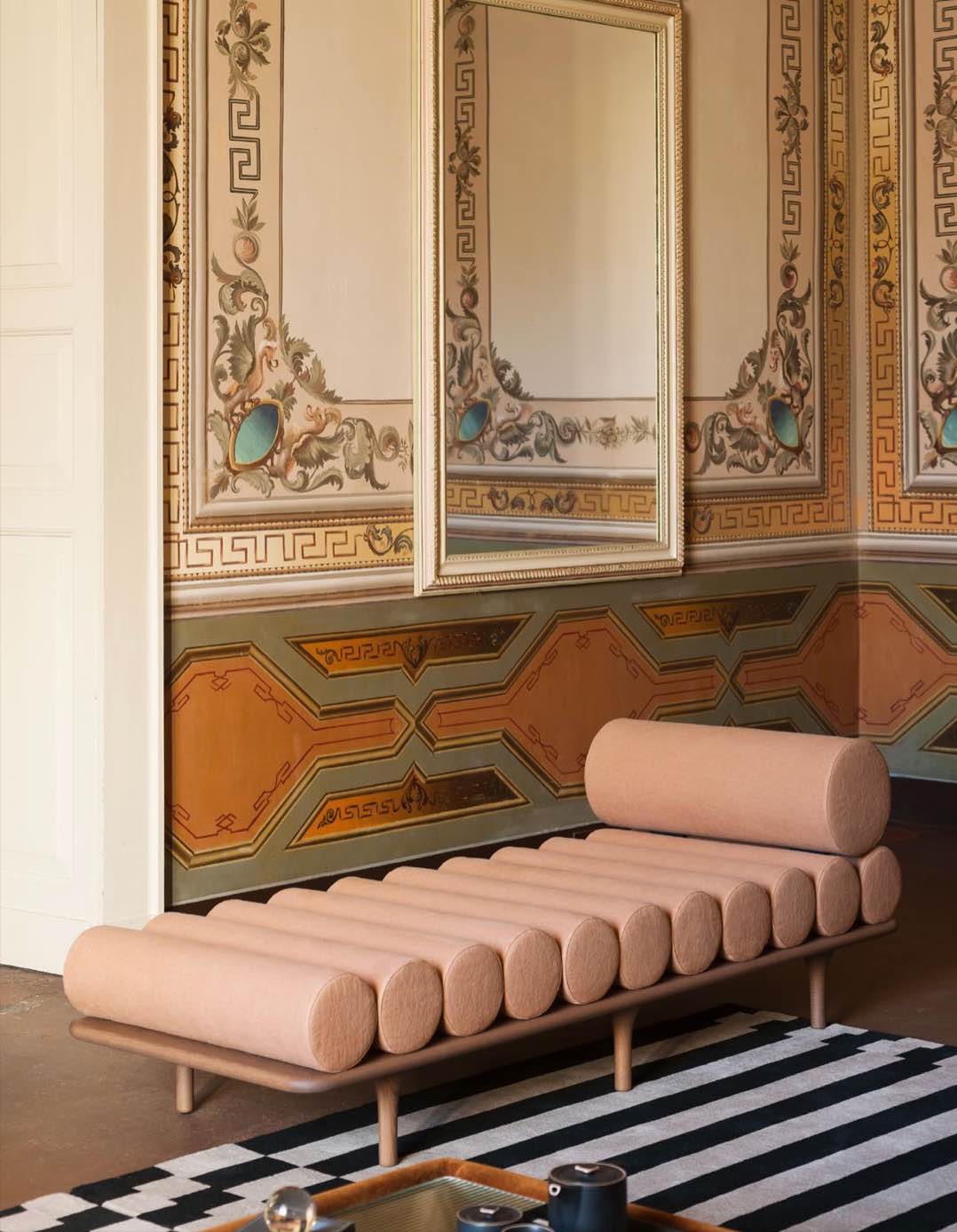 decoración años setenta de sala de estar con chaise longue 