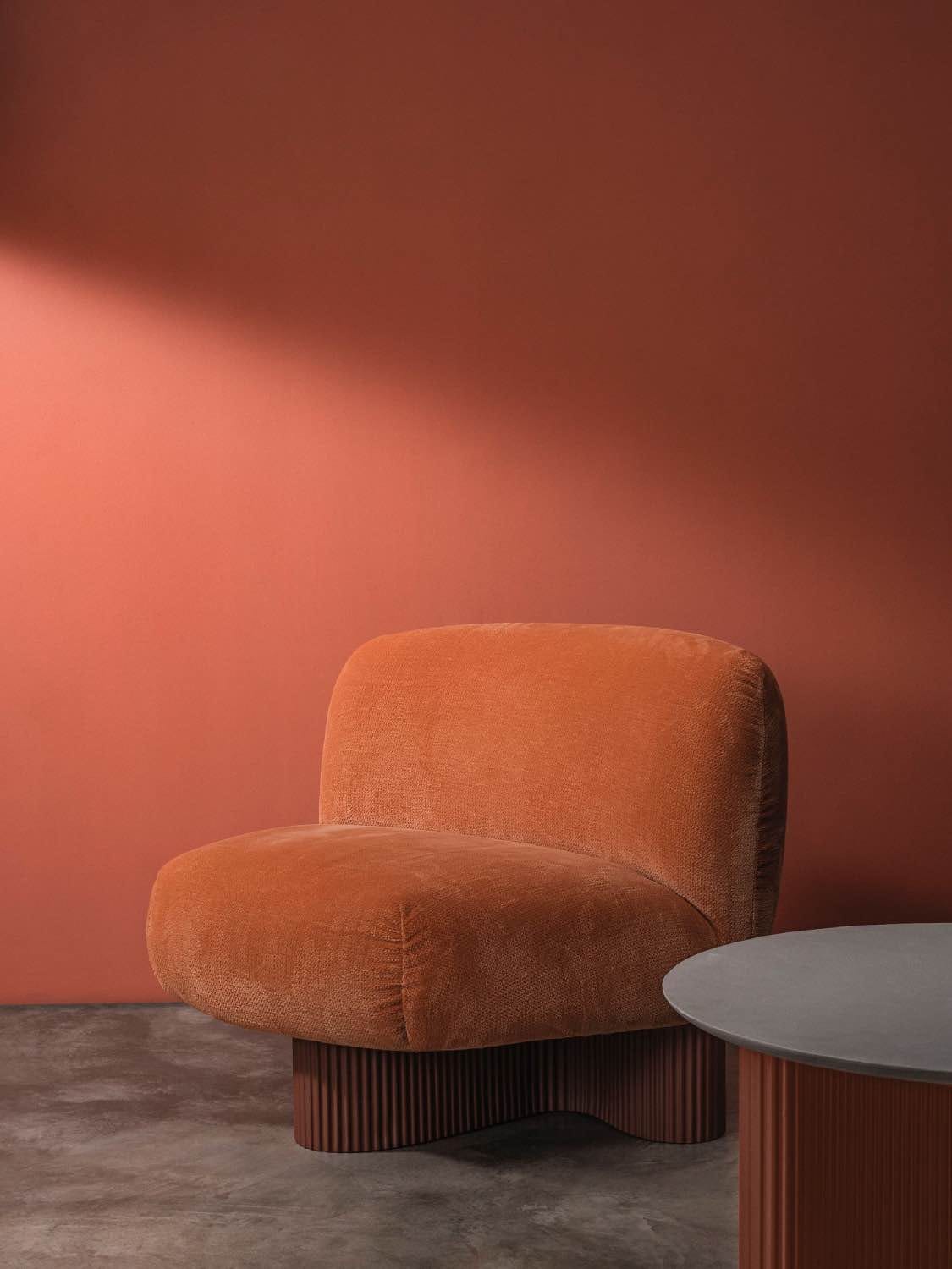 sillón de terciopelo naranja estilo años 70