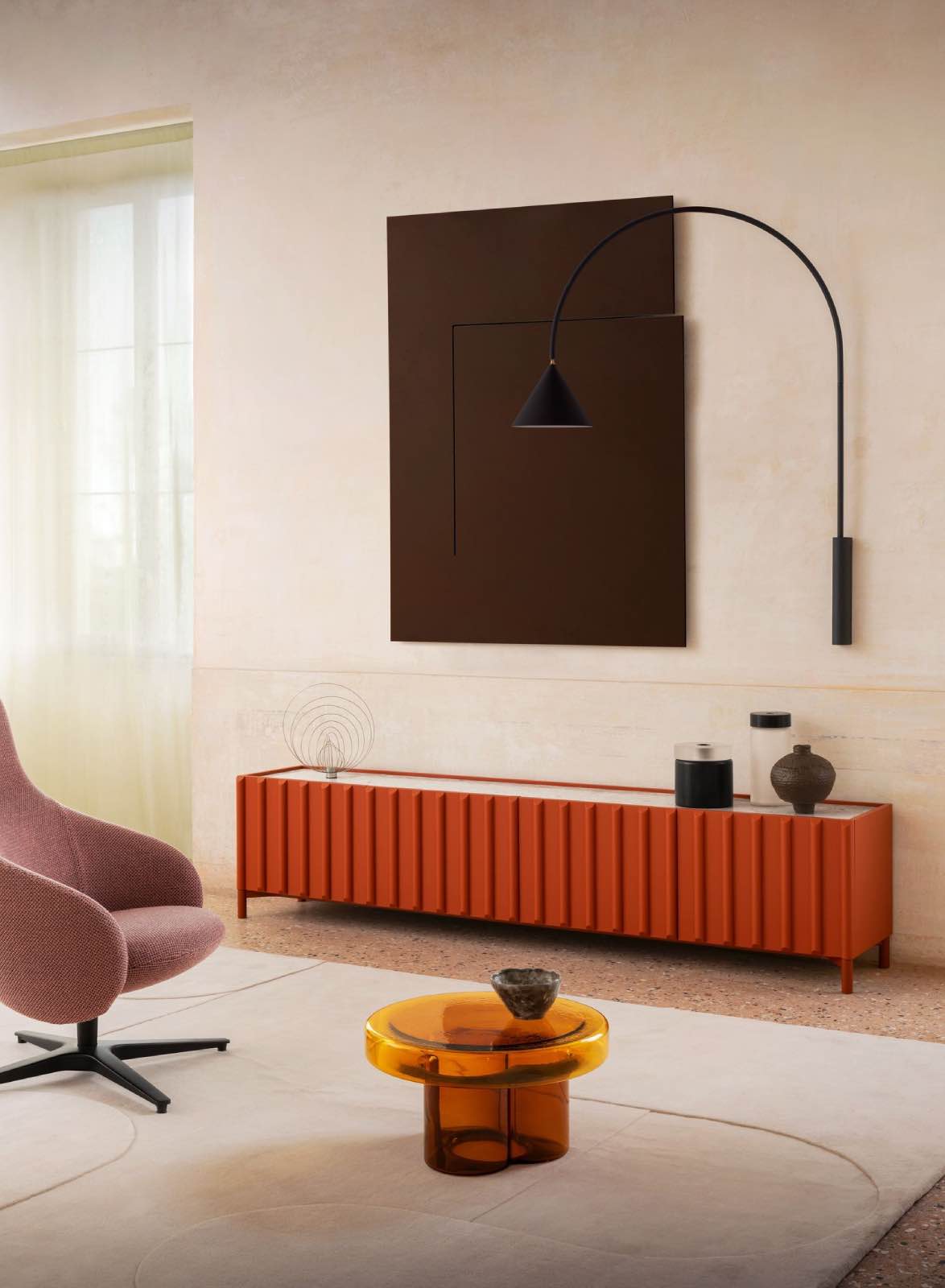 sala de estar estilo años 70 con mueble naranja