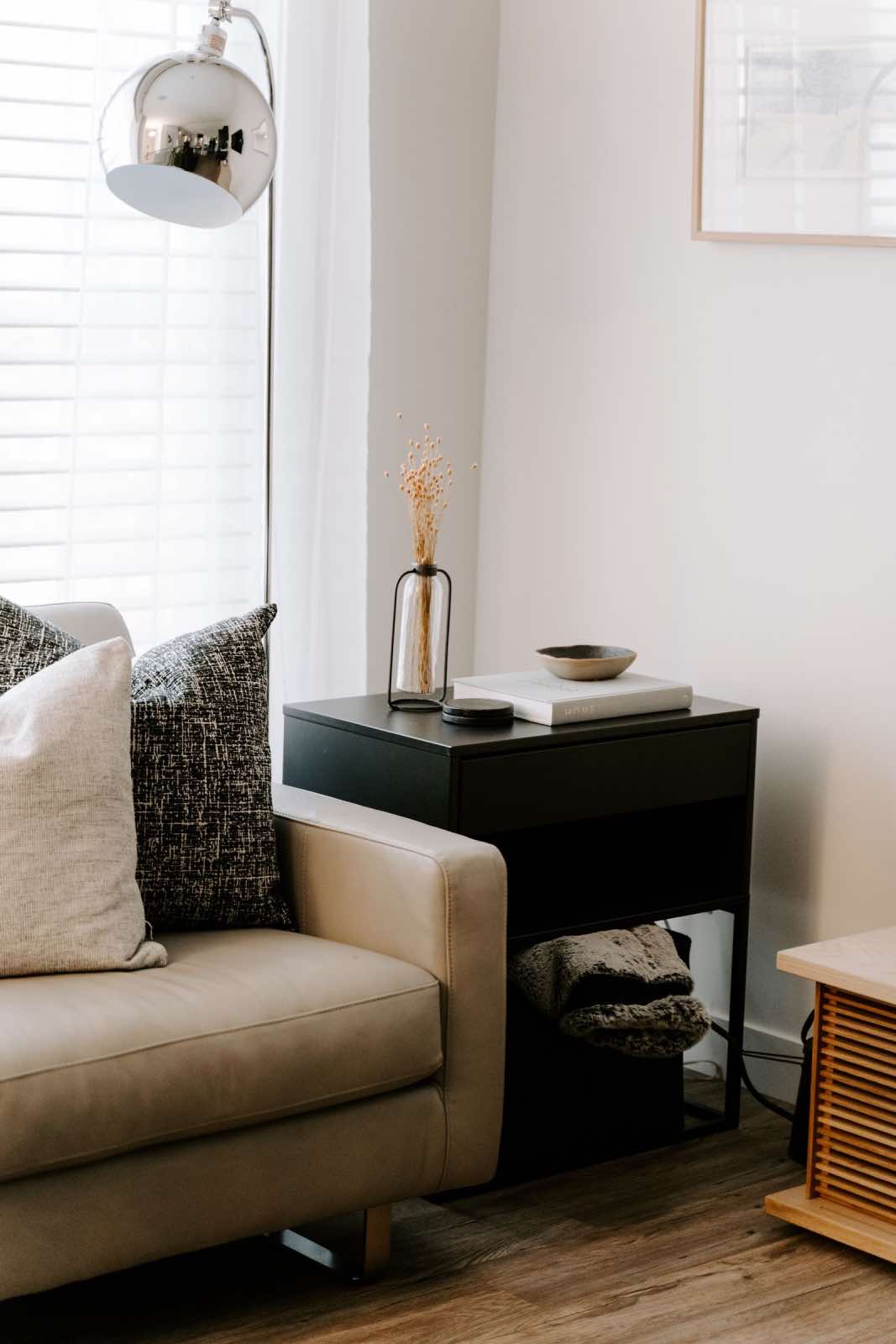 sala de estar, sofá beige y mesita negra, diseñador profesional