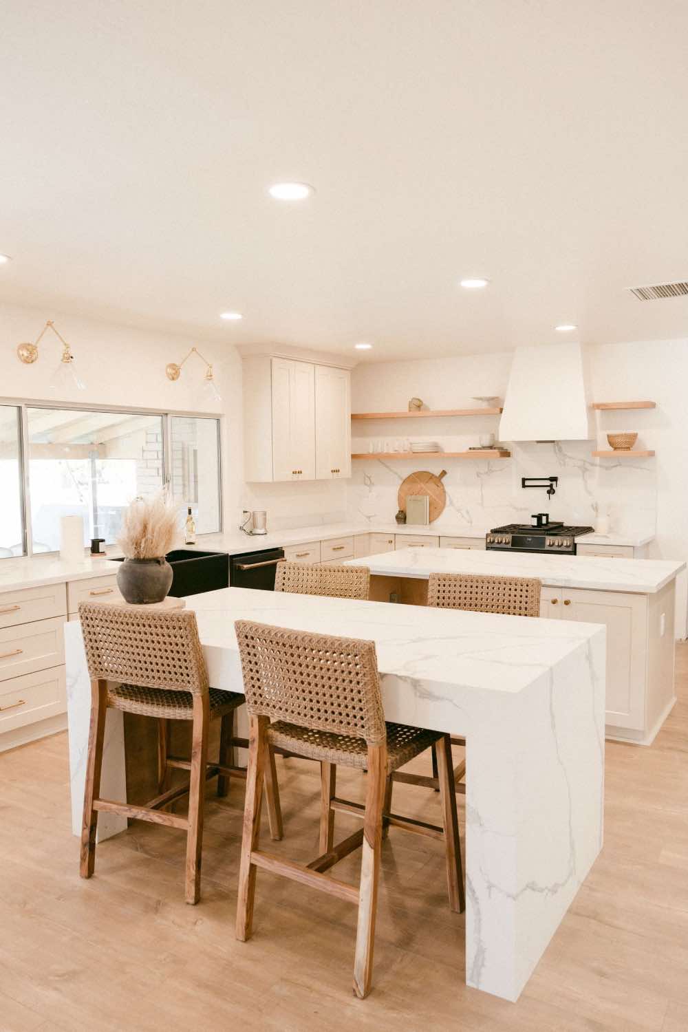 cocina de diseño profesional blanca moderna con mármol y madera