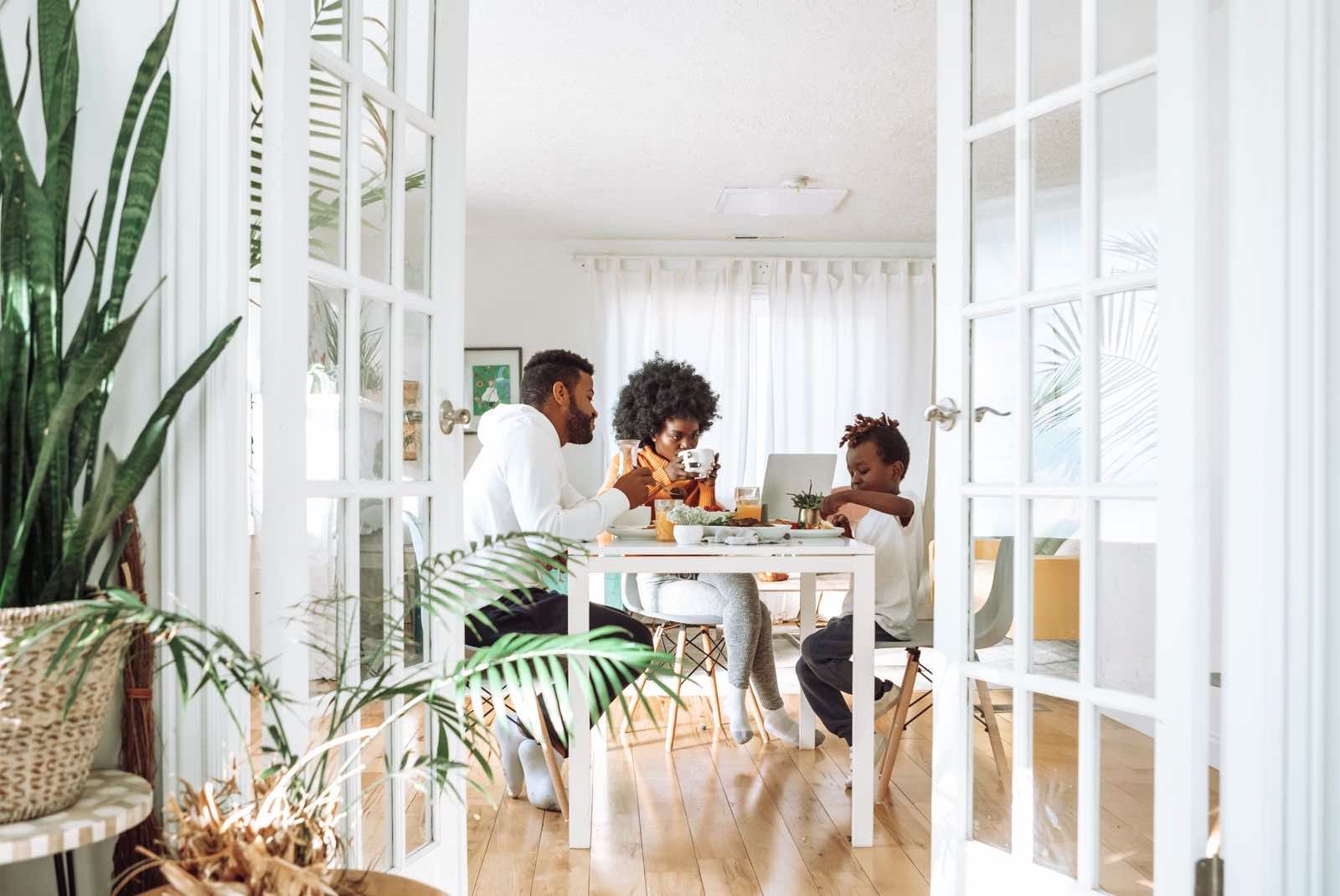 familia desayunando en casa de diseño sostenible