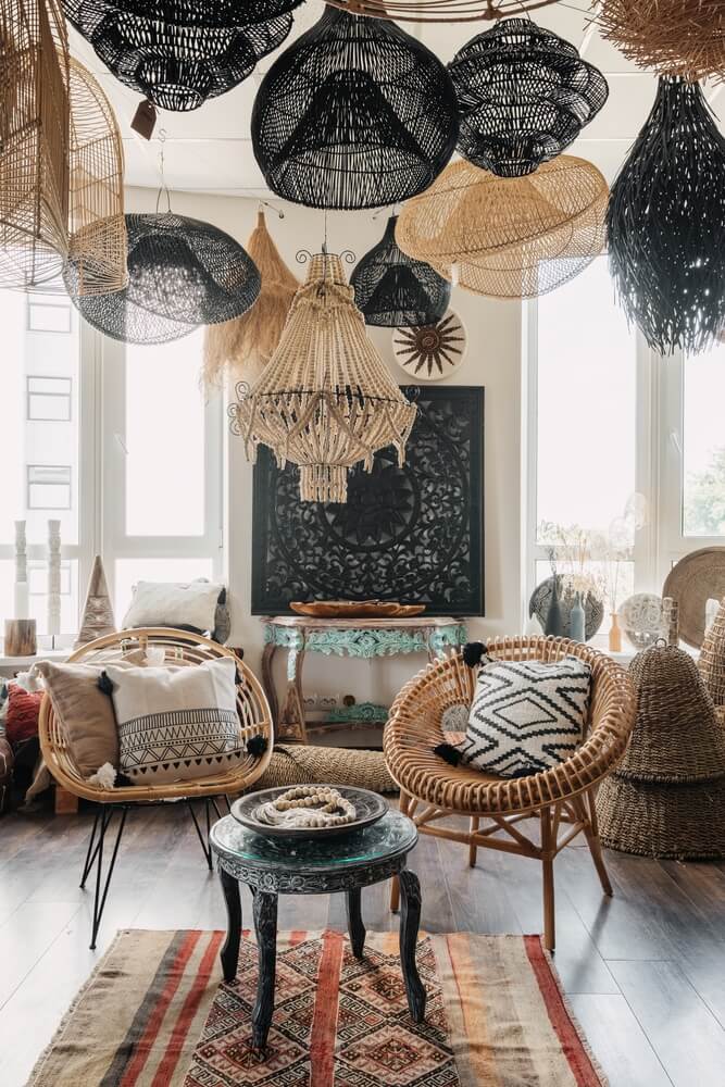 decoración ecléctica de sala de estar bohemia con fibras naturales