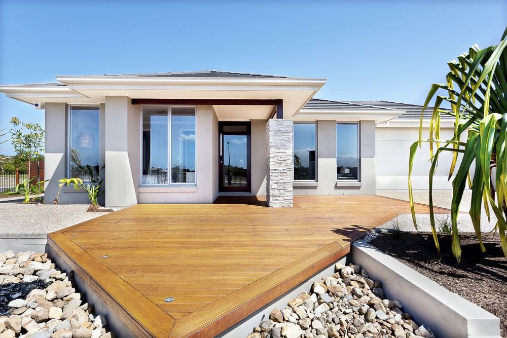 Fachada de casa térrea com materiais naturais, tijolinhos, madeira e pedra