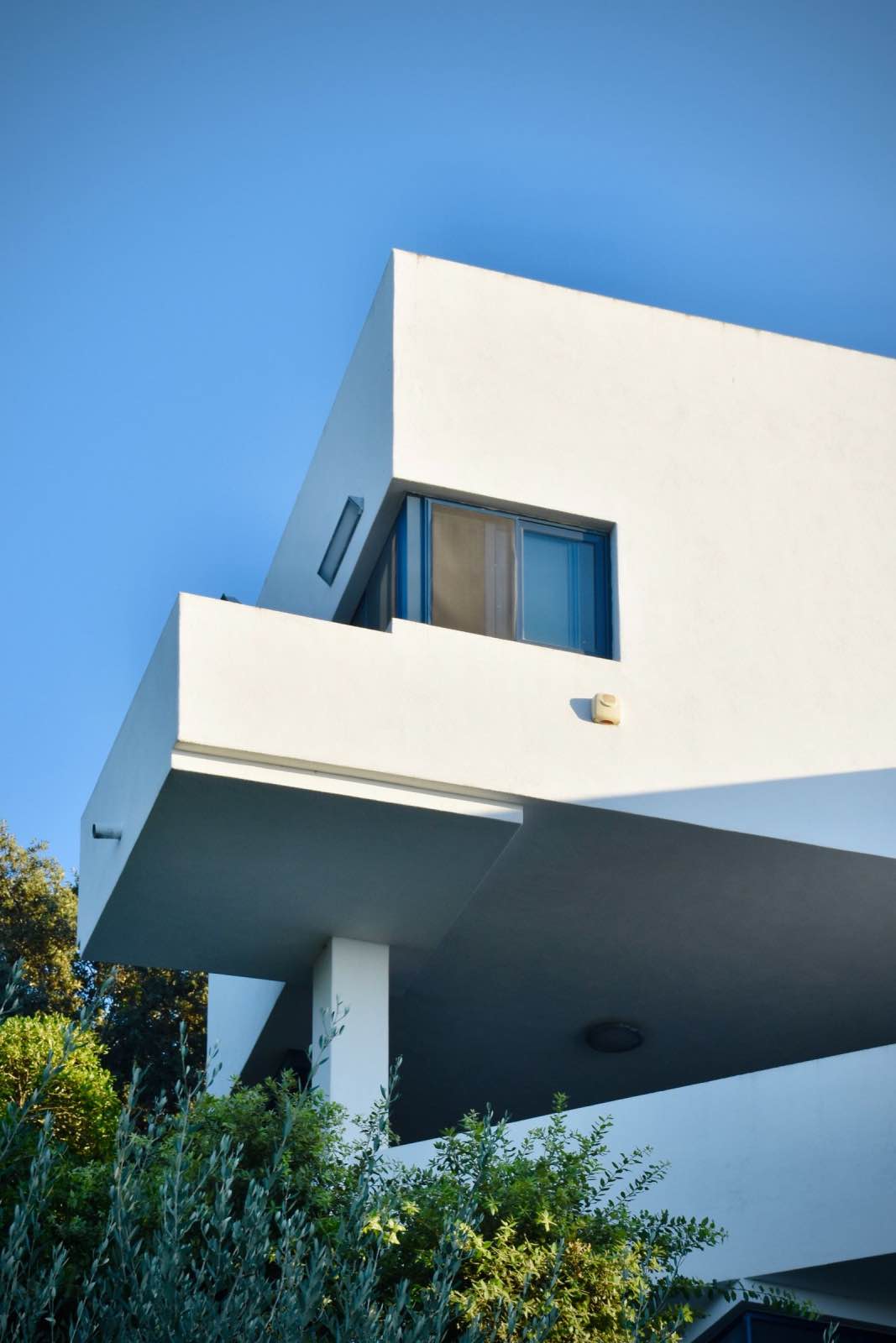 fachada de casa moderna blanca minimalista con ventanas