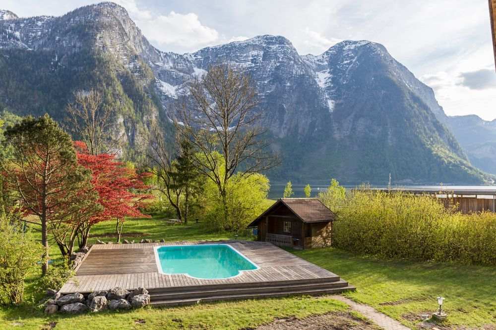 Casa rústica com piscina a céu aberto perto das montanhas