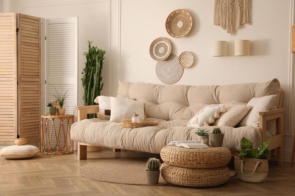 sala de estar bohemia con plantas y sofá beige