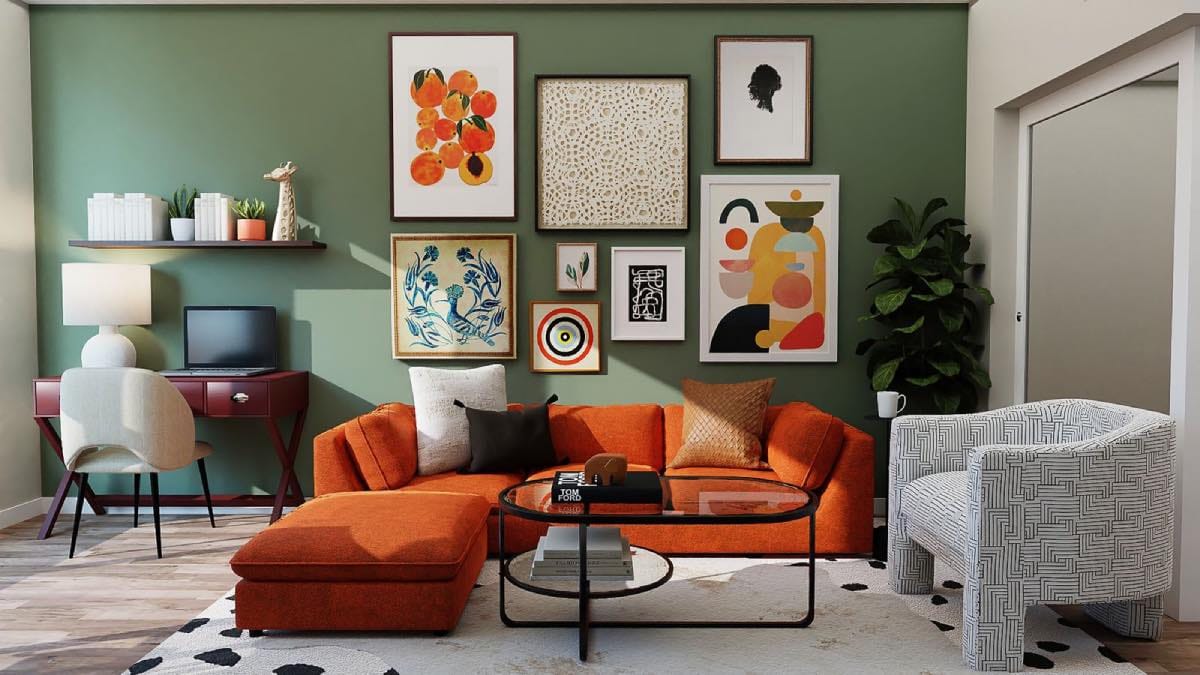 sala maximalista con sofá naranja y obras de arte
