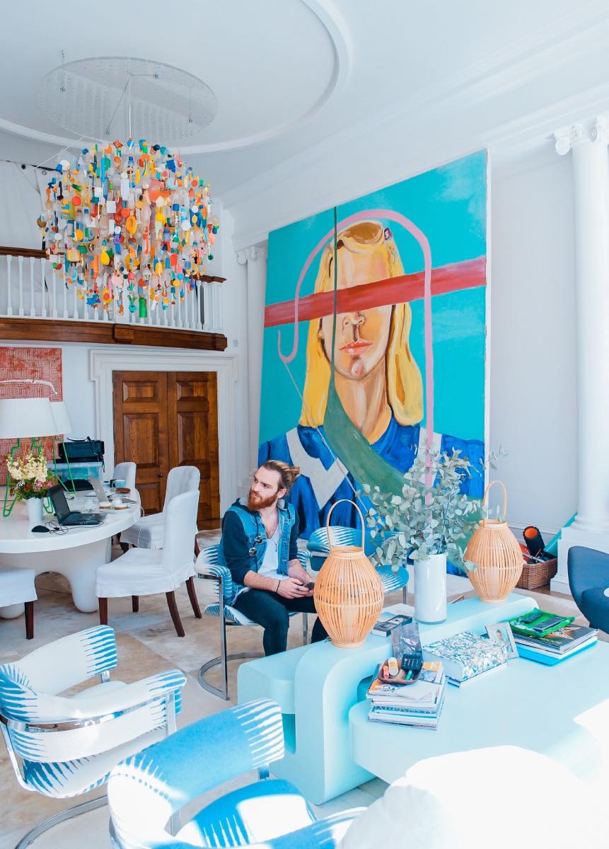 salón-comedor maximalista azul con obras de arte, maximalismo, decoración